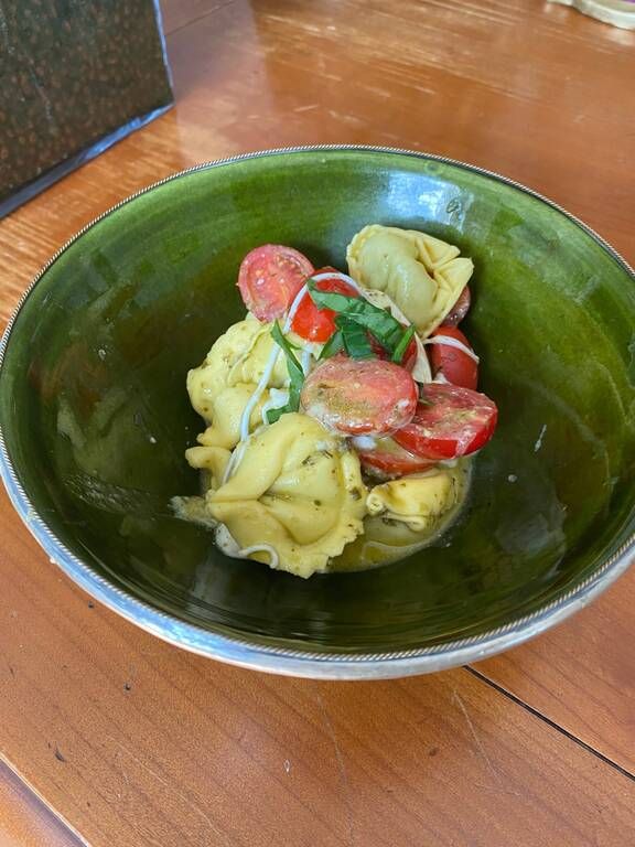 Συνταγή δροσερή με Tortellini mozzarella πέστο και ντοματίνια