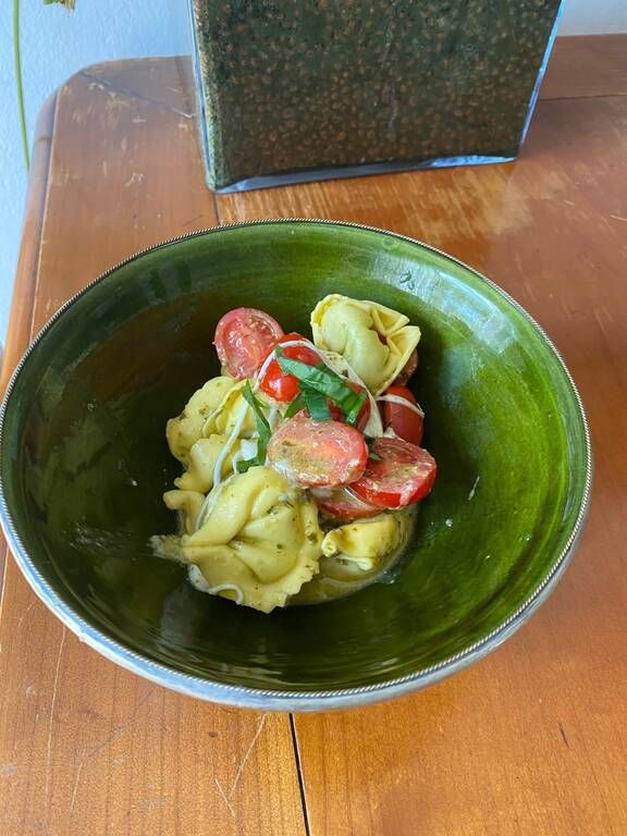 Συνταγή δροσερή με Tortellini mozzarella πέστο και ντοματίνια