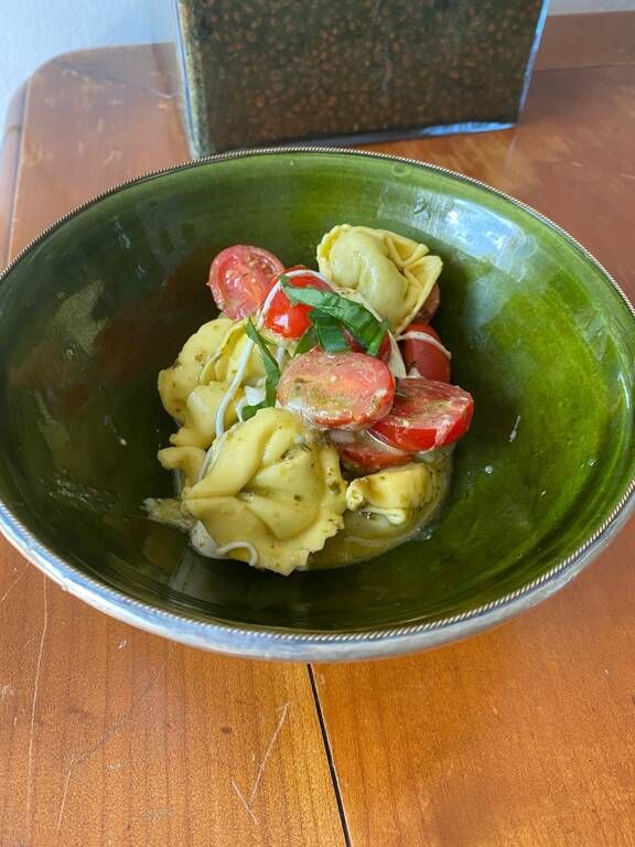 Συνταγή δροσερή με Tortellini mozzarella πέστο και ντοματίνια