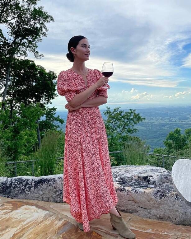 Η @lilyaldridge απολαμβάνει αυτήν την απίστευτη θέα με ένα ποτήρι κόκκινο κρασί