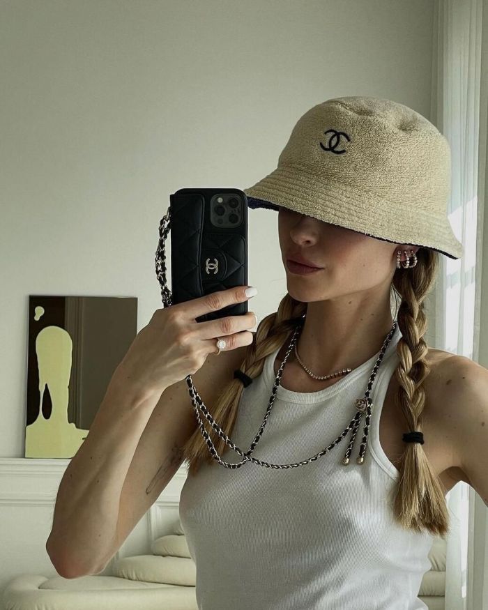 Bucket Hats
Αυτά τα καπέλα, βγαλμένα από τα 90s, είναι πολύ δημοφιλή με τα κορίτσια της μόδας @pernilleteisbaek