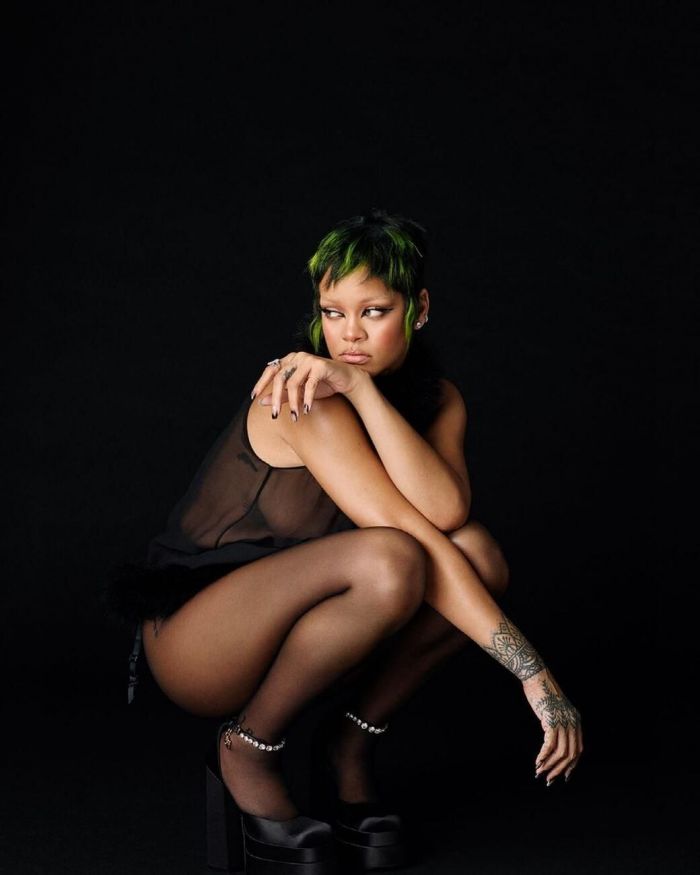 Σύμφωνα με πληροφορίες, η Rihanna και ο Drake βγήκαν πρώτη φορά τον Μάιο του 2009 μετά τον χωρισμό της με τον Chris Brown