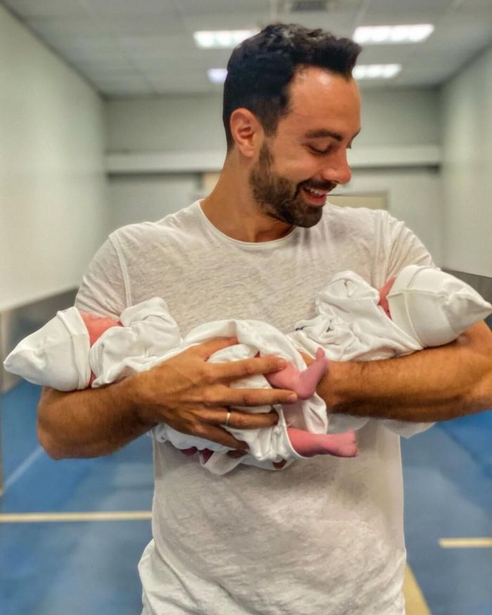 Ο Σάκης Τανιμανίδης μας δείχνει για πρώτη φορά το πρόσωπο της κόρης του (video)