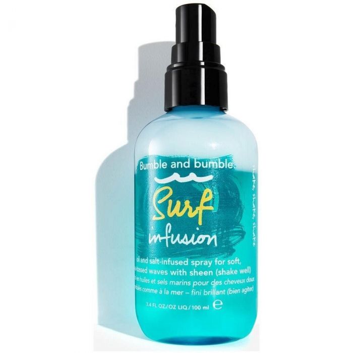 BUMBLE AND BUMBLE, SURF INFUSION. Μοναδικό διφασικό έλαιο με θαλασσινό νερό δίνει στα ξηρά μαλλιά μια απαλή υφή παραλίας με ένα βελούδινο λαμπερό τελείωμα.
