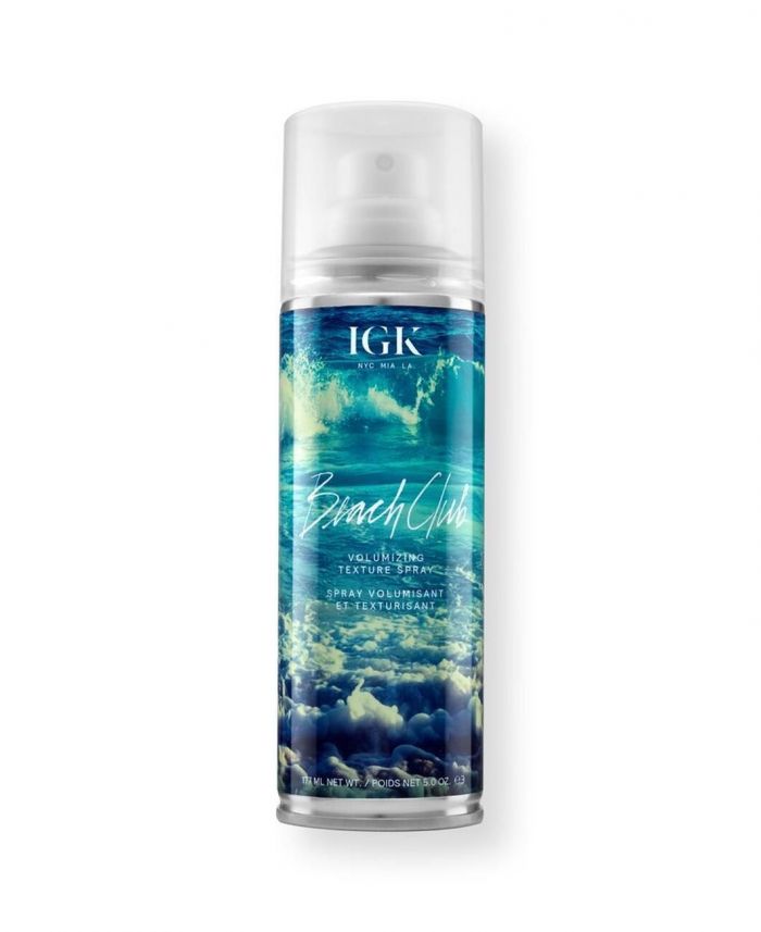 IGK, BEACH CLUB VOLUMIZING TEXTURE SPRAY. Μια ελαφριά και προσαρμόσιμη σύνθεση που δίνει άμεσα όγκο στα μαλλιά, σχήμα, κίνηση και λάμψη.
