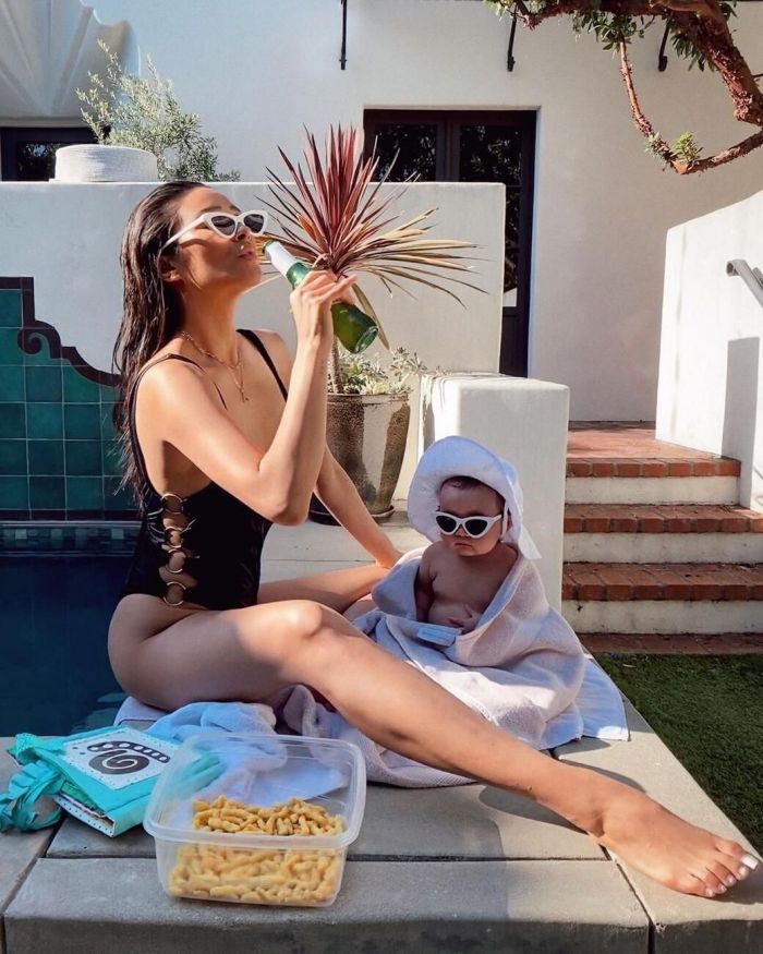Η Shay Mitchell φοράει ένα ολόσωμο μαγιό με κοψίματα στο πλάι