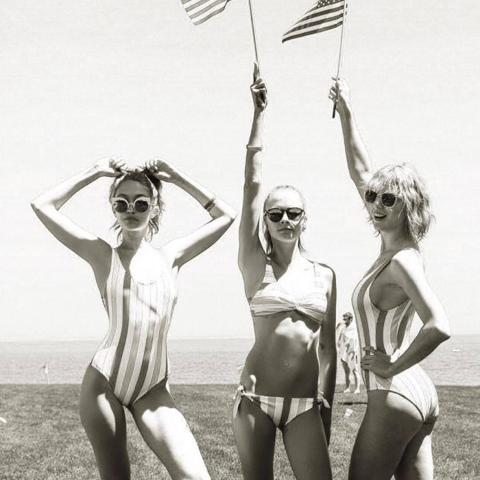 Η Taylor swift και η Gigi Hadid φοράνε ένα ριγέ ολόσωμο μαγιό