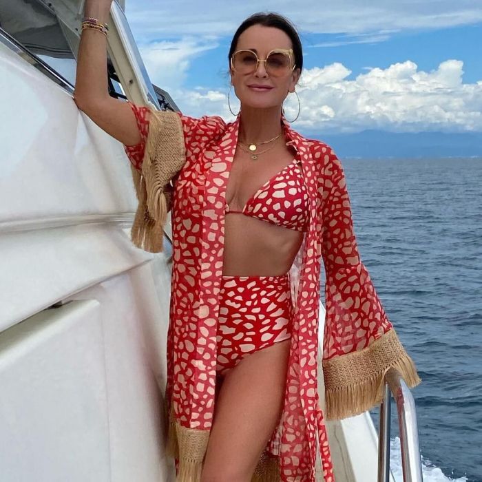 Η Kyle Richards με Pat Bo:
Ταίριαξε το μπικίνι με το cover-up σου όπως και η Kyle Richards – μην ξεχάσεις να φορέσεις και τα αγαπημένα σου αξεσουάρ. @kylerichards18