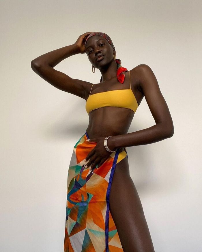 Η Adut Akech με Tropic of C:
Τράβα την προσοχή πάνω σου όπως η Adut Akech με αυτό το κίτρινο two-piece μαγιό. @adutakech