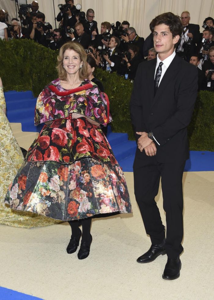 Η Caroline Kennedy και ο Jack στο Met Gala 2017.