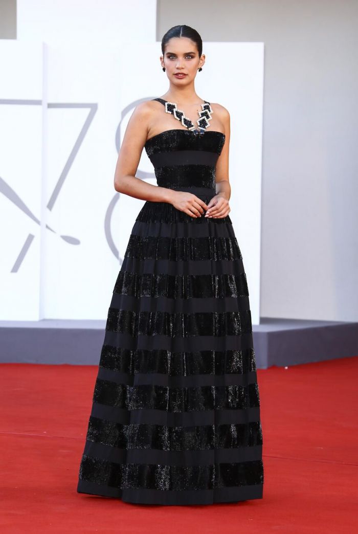 Η Sara Sampaio με Armani Privé