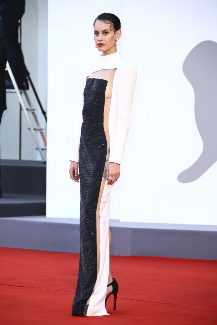 Η Milena Smit με custom Balmain