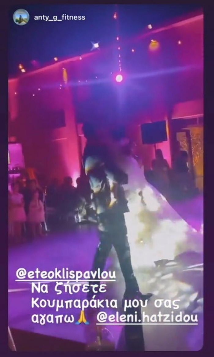 Οι νεόνυμφοι χόρεψαν με την κόρη τους