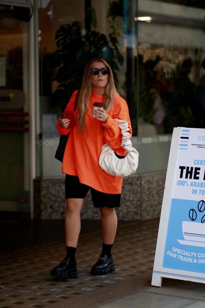 Επίλεξε ένα oversized φούτερ σε έντονο χρώμα και συνδύασέ το με σορτς μέχρι το γόνατο και μοκασίνια.