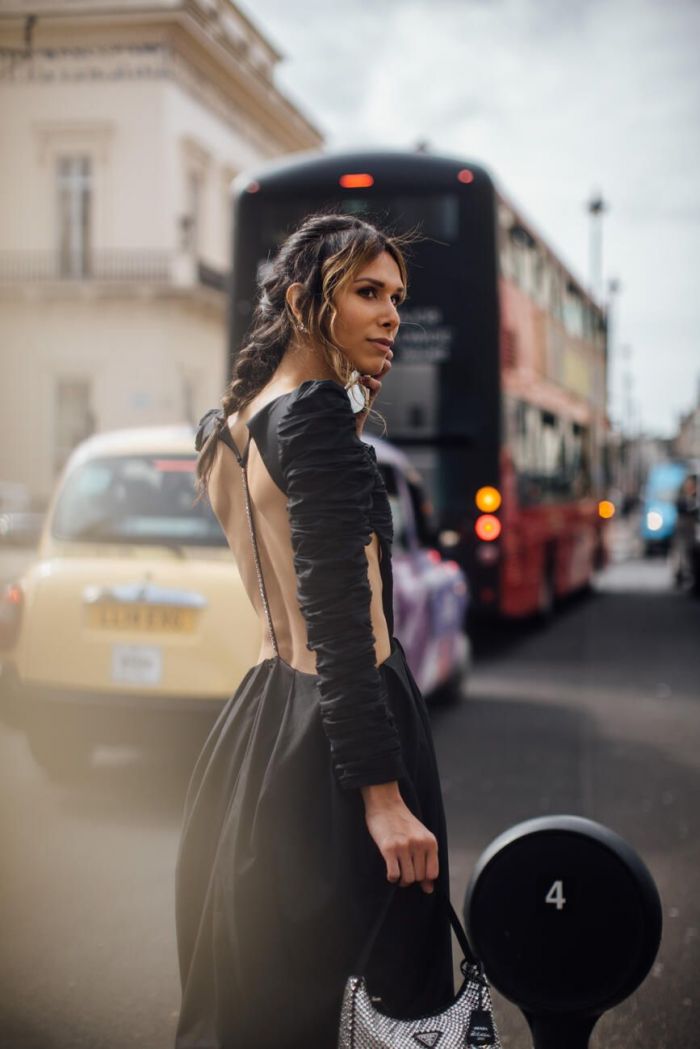 Ένα φόρεμα Khaite και ένα εντυπωσιακό τσαντάκι Prada δημιουργούν το πιο fancy καθημερινό σύνολο.
