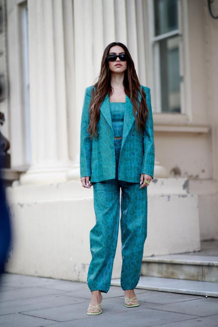 Το τιρκουάζ colour blocking είναι στα καλύτερά του με ένα ασορτί three-piece παντελόνι κοστούμι