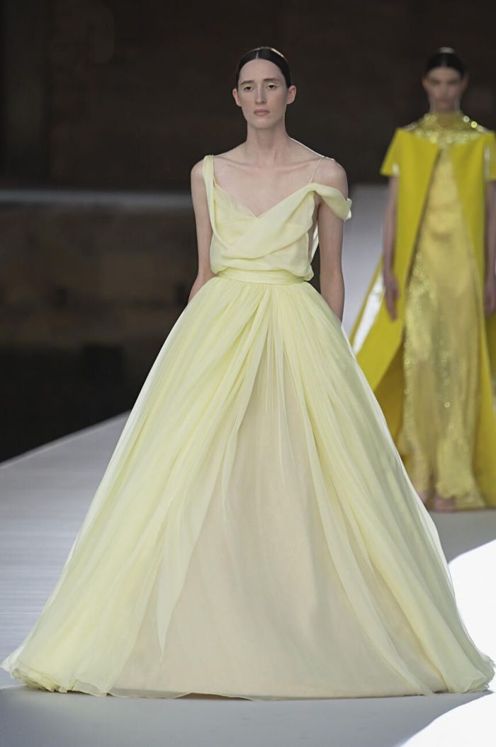 Το γκρι πράσινο αυτής της τουαλέτας από την haute couture πασαρέλα του οίκου Valentino.