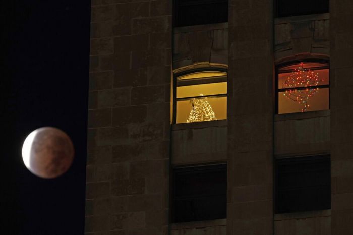 Η σελήνη βάφτηκε κόκκινη! Φωτογραφίες από την πιο εντυπωσιακή έκλειψη των τελευταίων 580 χρόνων