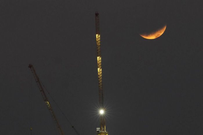 Η σελήνη βάφτηκε κόκκινη! Φωτογραφίες από την πιο εντυπωσιακή έκλειψη των τελευταίων 580 χρόνων