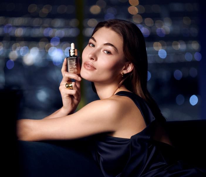 Η Estée Lauder εξελίσσει τον #1 νυχτερινό ορό της μάρκας