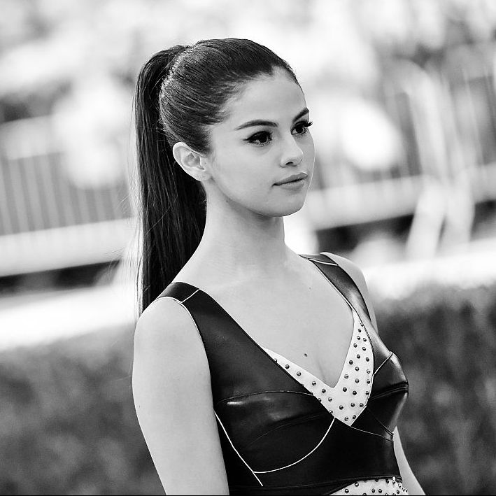 H Selena Gomez φόρεσε ένα συνηθισμένο ρούχο με τον πιο ασυνήθιστο τρόπο