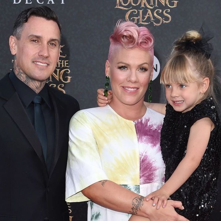 Pink: Η πρώτη της εμφάνιση μετά τη γέννα και οι φωτογραφίες με τον γιο της είναι απλά μαγευτικές