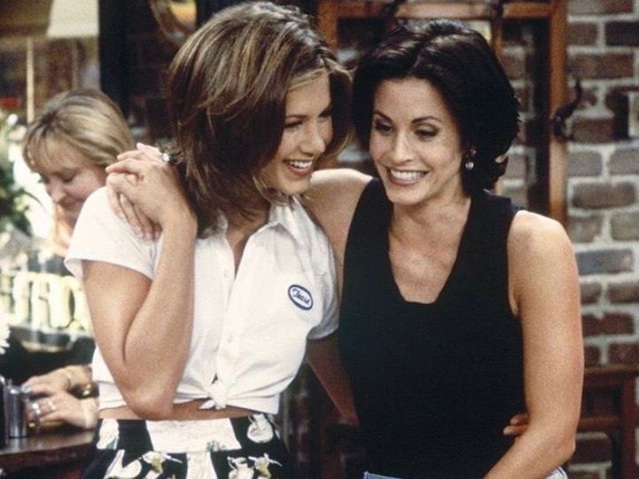 H Courteney Cox είχε γενέθλια και η Jennifer Aniston τής ευχήθηκε όπως μόνο η Rachel θα έκανε