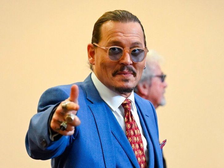 O Johnny Depp είναι ερωτευμένος με την πρώην δικηγόρο του η οποία μόλις χώρισε εξαιτίας του