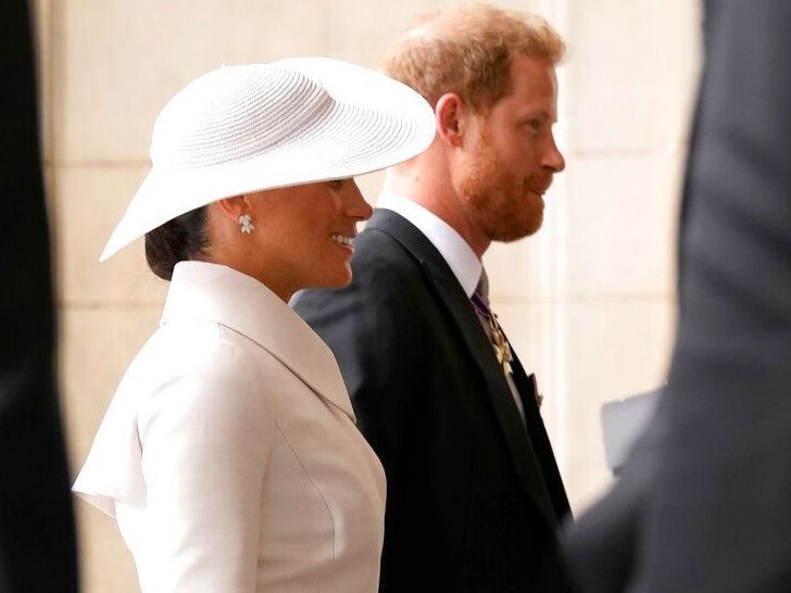 Meghan και Harry στη λειτουργία για τη βασίλισσα: Έκλεψε την παράσταση η Markle ντυμένη στα λευκά