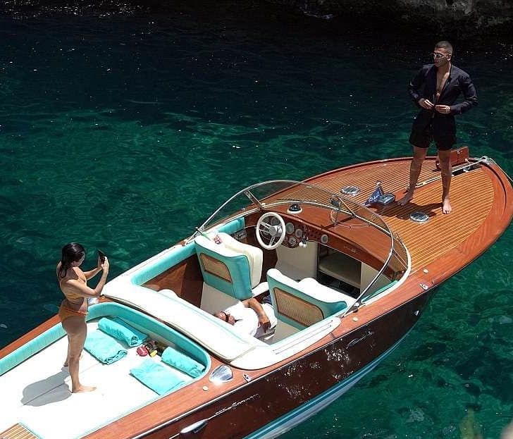 Η Kourtney Kardashian με sexy μπικίνι, είναι ό,τι πιο hot είδαμε αυτό το Σαββατοκύριακο