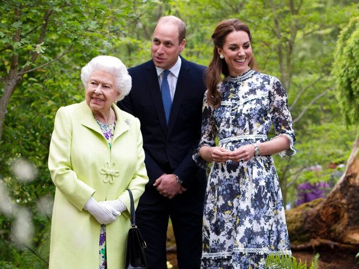 Η βασίλισσα Ελισάβετ τιμά την Κate και τον William και αυτό δεν είναι τυχαίο