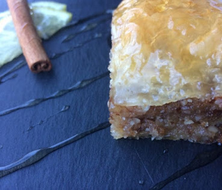 Mπακλαβάς με αμύγδαλα και κρίθινο παξιμάδι