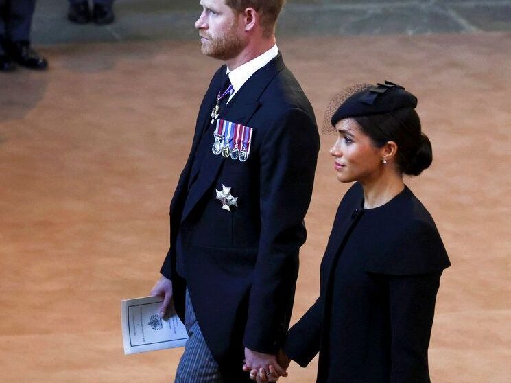 Ηarry και Meghan πιάστηκαν χέρι- χέρι δίπλα στο φέρετρο της βασίλισσας και ξεσήκωσαν αντιδράσεις