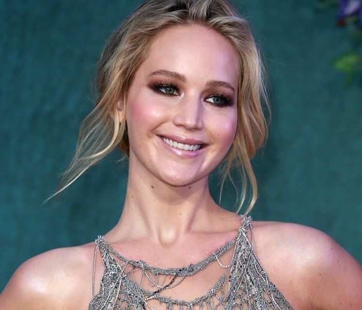 Παντρεύεσαι; Η Jennifer Lawrence σου δείχνει τον πιο chic τρόπο να φορέσεις λουλούδια στα μαλλιά σου