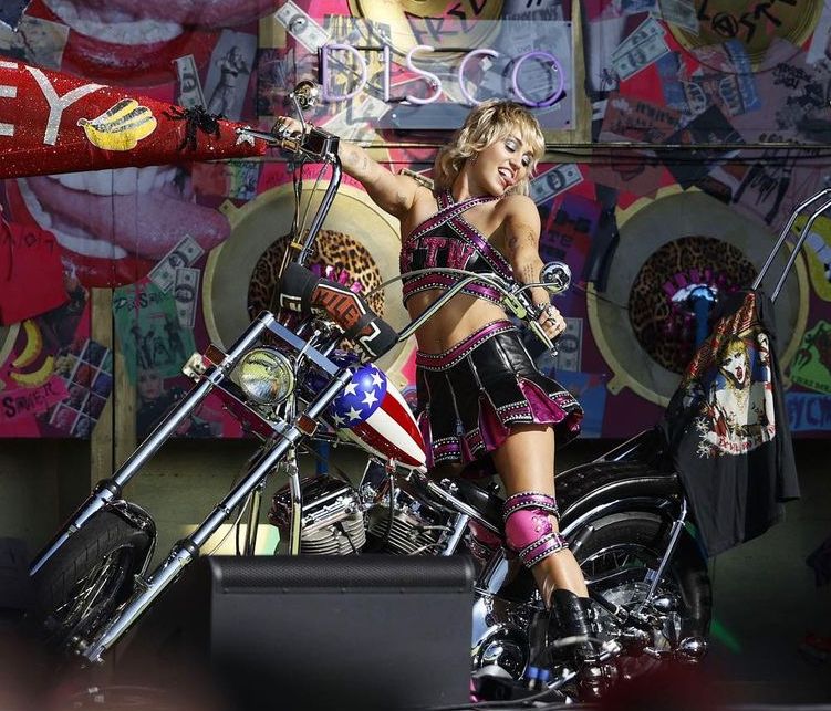Η Miley Cyrus κυριάρχησε στο Super Bowl 2021 με δύο απρόσμενες εμφανίσεις