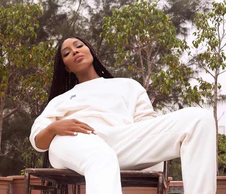 Κάνε yoga όπως η Naomi Campbell! Οι ασκήσεις που μπορείς κι εσύ να δοκιμάσεις