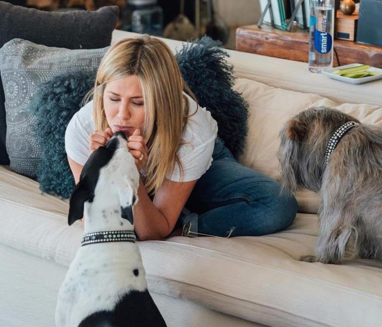 Μία υπόκλιση για την Jennifer Aniston και τη νέα της νεανική εμφάνιση!