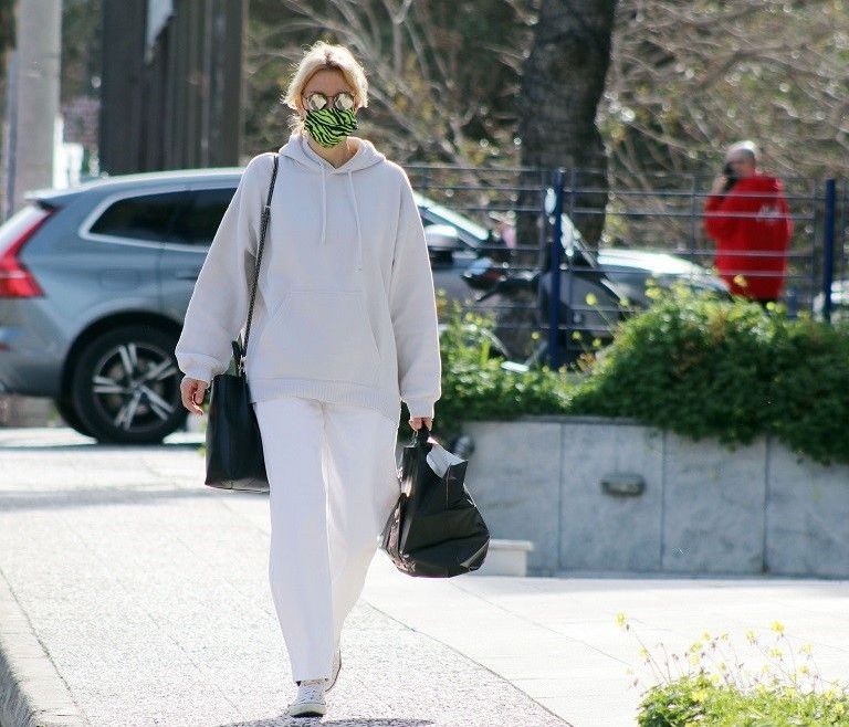 H Βίκυ Καγιά φόρεσε «τη στολή της καραντίνας» με τρόπο που δείχνει το μοναδικό στυλ της