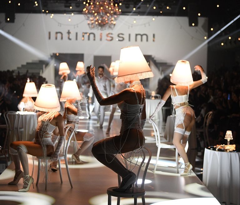Cabaret Nights: Η Ιntimissimi μας ταξίδεψε μέχρι τη Βερόνα για ένα show που έκανε τη μόδα διασκέδαση