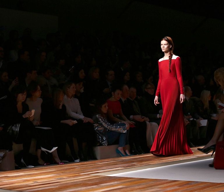 Red is the new black: To πιο hot fashion items της σεζόν είναι στην απόλυτη απόχρωση του έρωτα