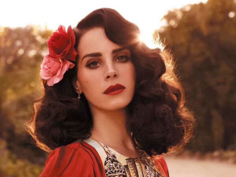 Blue Banisters: Το album της Lana Del Rey είναι κάτι παραπάνω από μια προσωπική εξομολόγηση