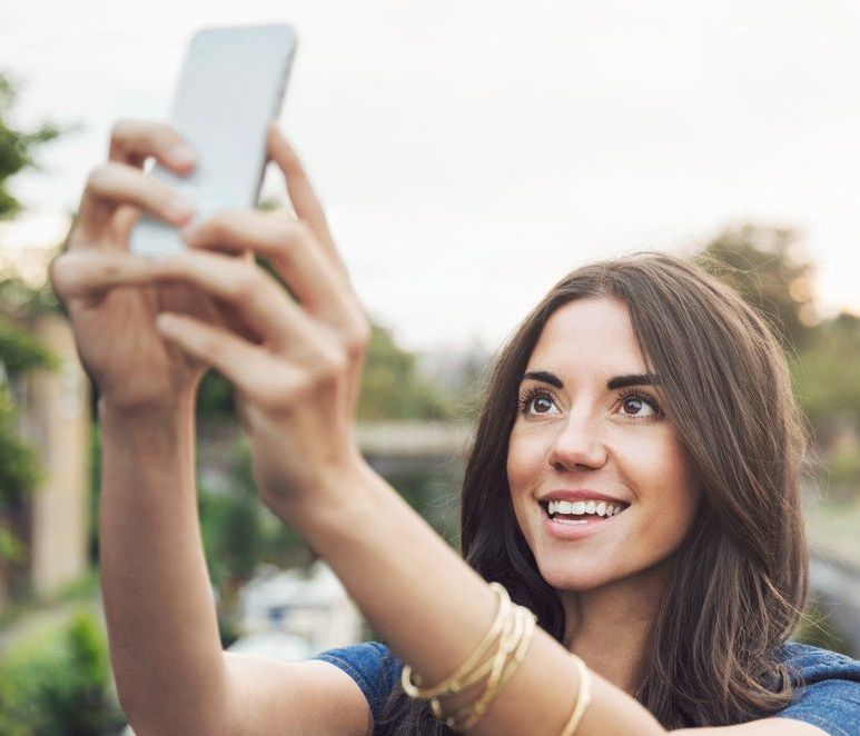 Πώς θα βγάλεις την τέλεια selfie: 5 εύκολα tips