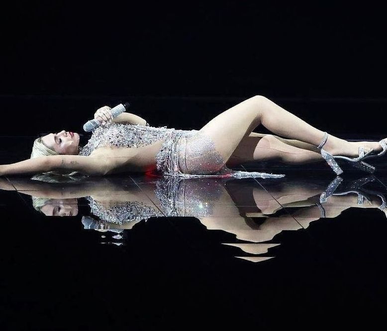 Φαβορί η Έλενα Τσαγκρινού για τον τελικό της Eurovision: Πάρτι στο Twitter με σχόλια