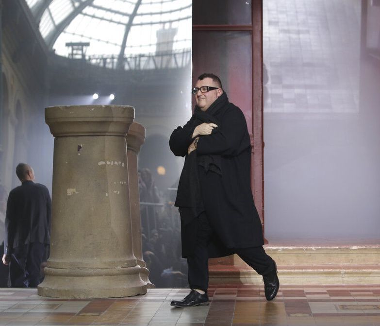 Alber Elbaz: Ο σχεδιαστής που άφησε τη δική του σφραγίδα στο χώρο της μόδας