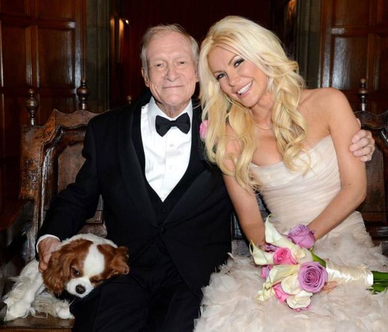 O Hugh Hefner πέθανε κι αυτή που πλάνταξε στο κλάμα δεν είναι η γυναίκα του