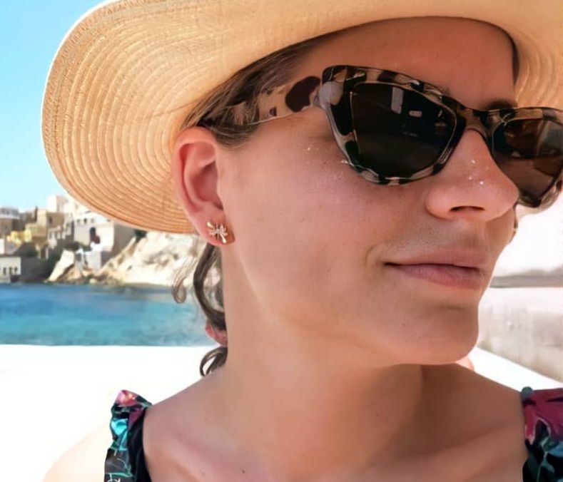 Κανένα γαμήλιο ταξίδι: H Δανάη Μιχαλάκη στην κινητοποίηση για τις φωτιές από τη Σύρο