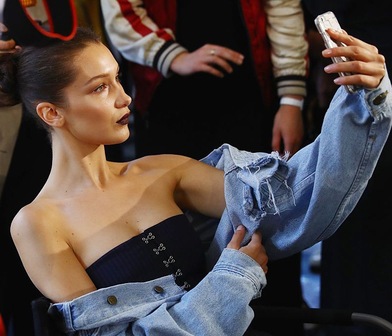 H Bella Hadid μόλις είχε την «Carrie Bradshaw» στιγμή της