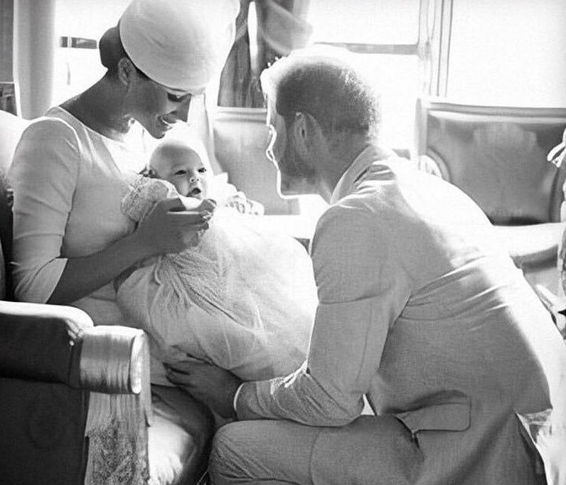 Επιτέλους είδαμε το γιο της Markle στην Αφρική! Ο Archie ποζάρει με λευκό σκούφο & κάτι μας θυμίζει