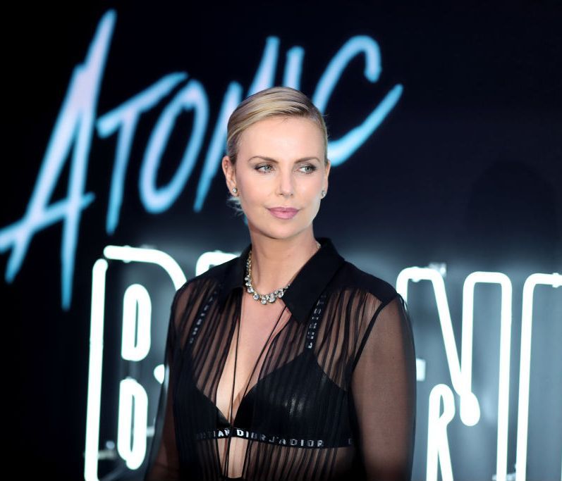 Atomic Blonde: Πέντε χρώματα που κολακεύουν τις ξανθιές