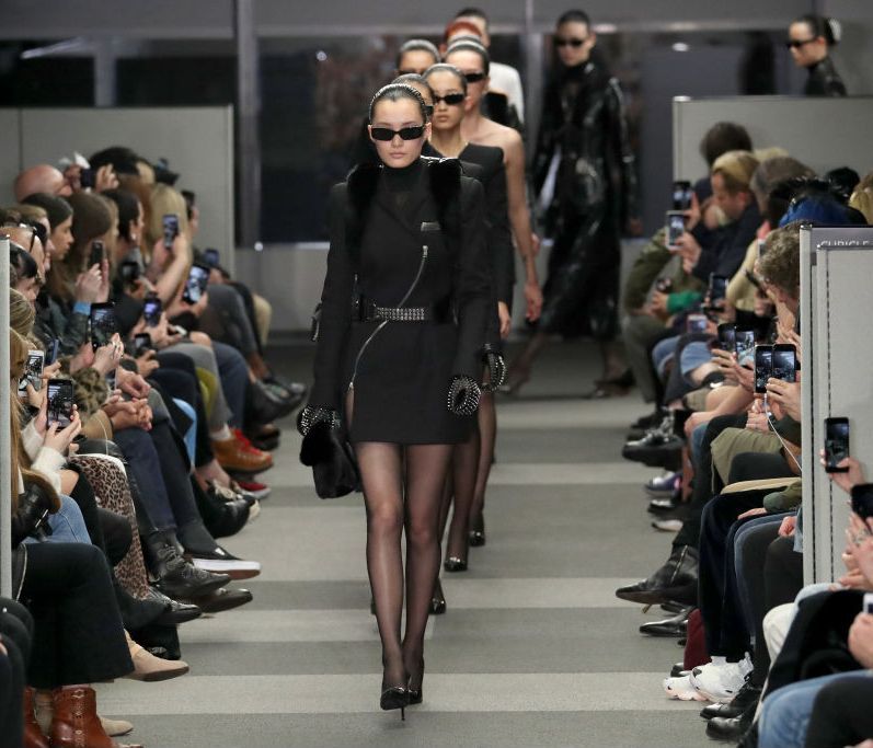 Tuxedos: Το κοστούμι την επόμενη σεζόν θα είναι ό,τι πιο sexy μπορείς να βάλεις